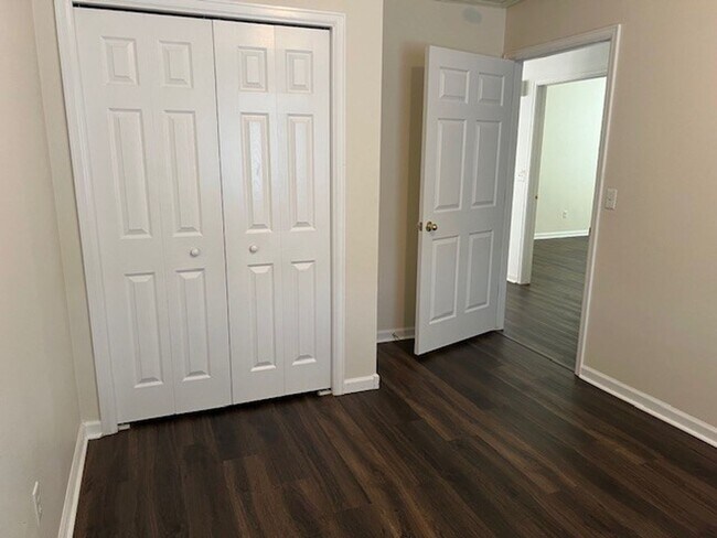Building Photo - Beautiful 5 bedroom home available NOW