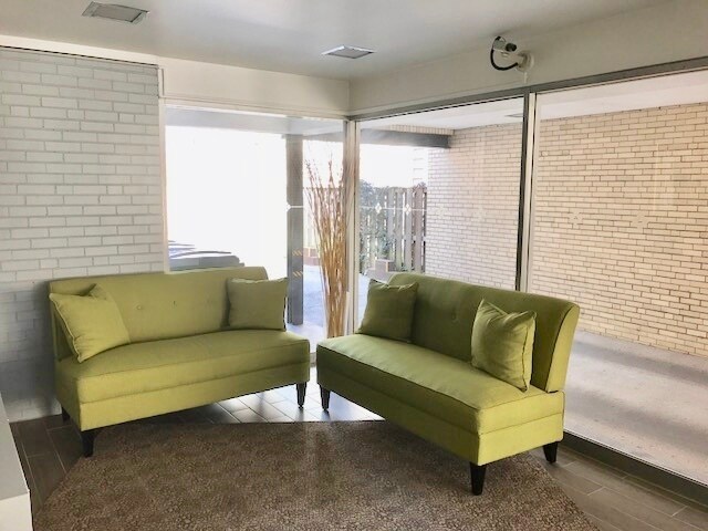 Building Photo - 526 W Roscoe St