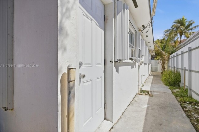 Building Photo - 2761 SW 33rd Ct