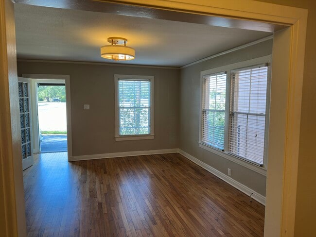 Building Photo - 906 N 6th St