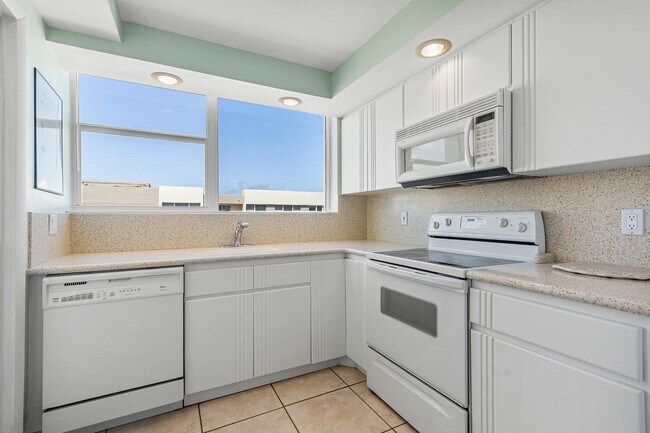 Building Photo - 1236 Hillsboro Mile