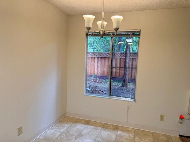 Building Photo - Wonderful lower level 2 bedroom, 1 bath co...