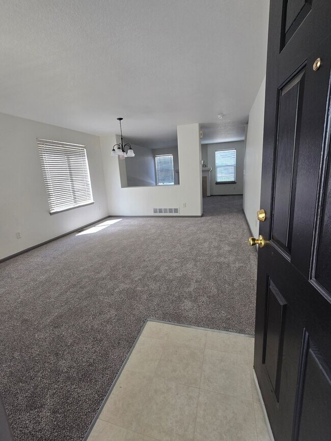 Building Photo - Spacious and Bright 4 Bedroom Home with Garage and Basement Now Available!