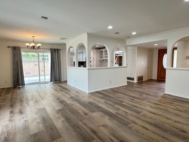 Building Photo - One story home in Simi Valley