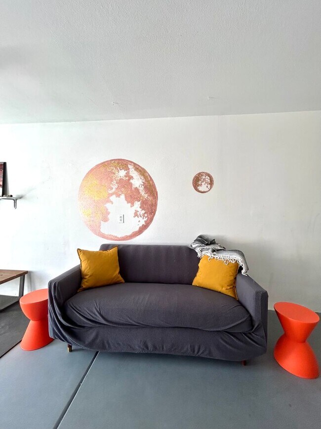 Building Photo - Furnished 3 Bedroom 2 Bathroom Home