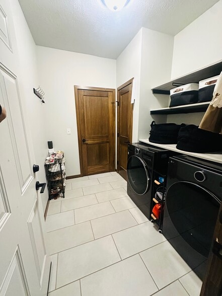 Building Photo - 5513 S Dubuque Ave