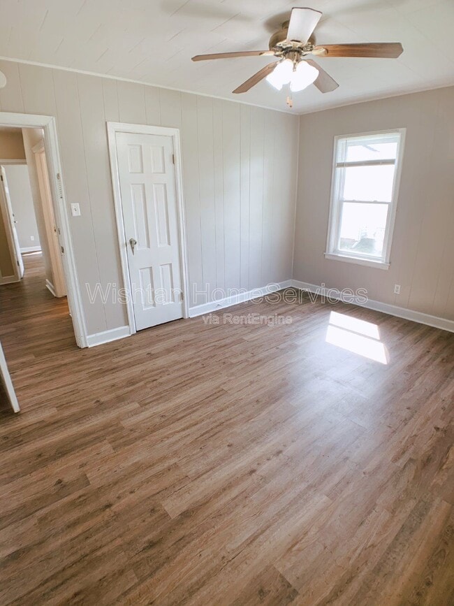 Building Photo - 437 W Murray St