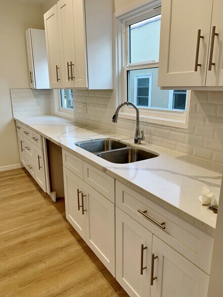 Building Photo - 642 N Genesee Ave