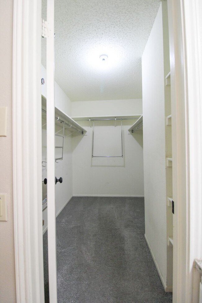 Building Photo - 14018 N Hills Village Dr