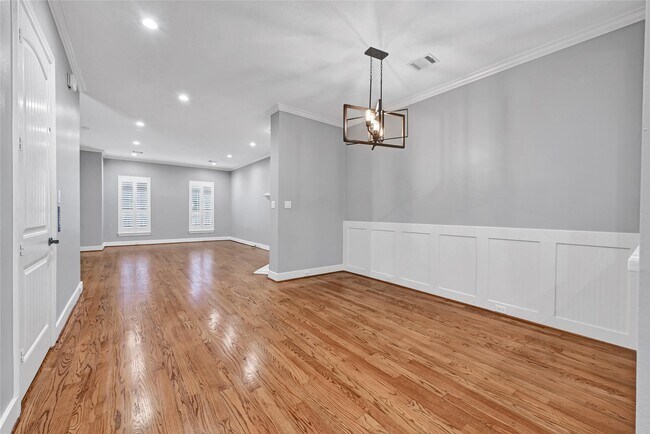 Building Photo - 210 Breezy Way
