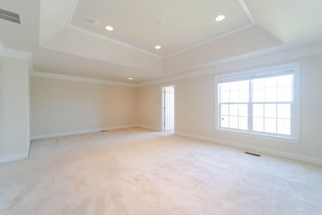Building Photo - Gorgeous 3 Level Townhome
