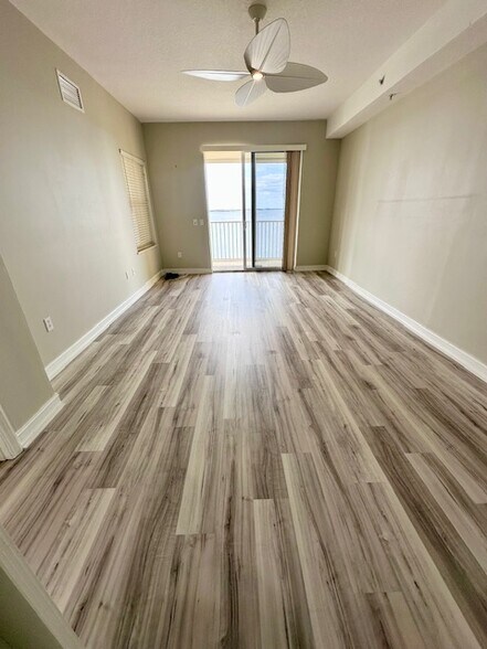 Building Photo - 480 Sail Ln