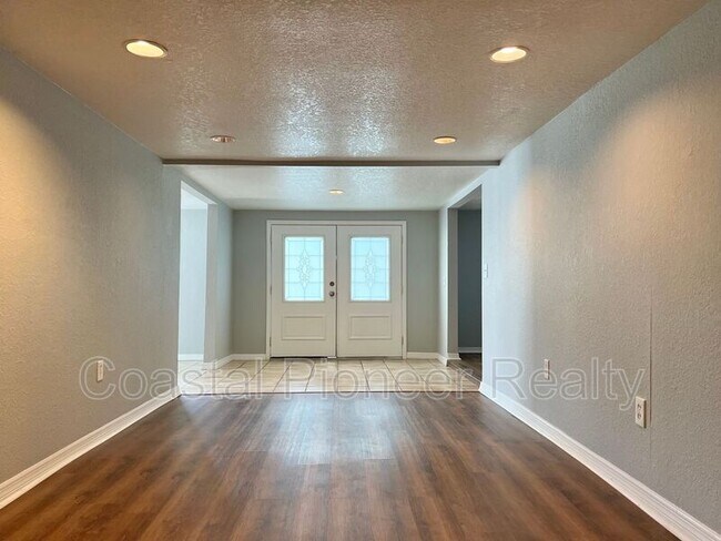 Building Photo - 305 E Hanna Ave