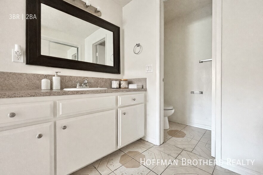 Building Photo - 316 E Hyde Park Blvd