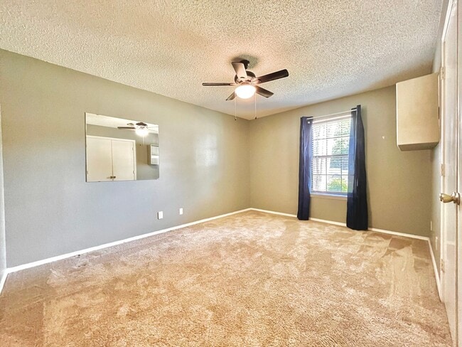 Building Photo - 1328 Kings Row