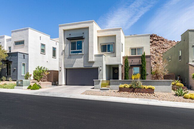Building Photo - Luxury Rental with Mountain Views in Gated Henderson Community