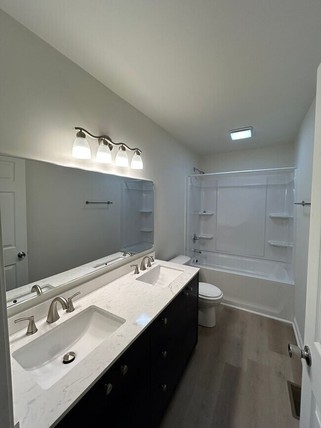 Building Photo - Beautifully Remodeled 4/2