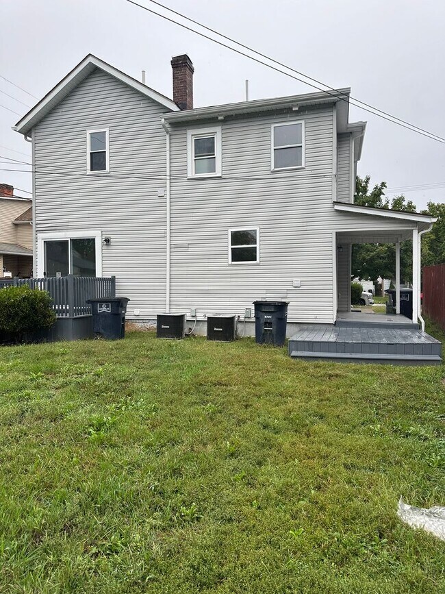Building Photo - 315 N Maple St