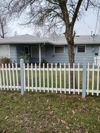 Building Photo - Nice home with big backyard