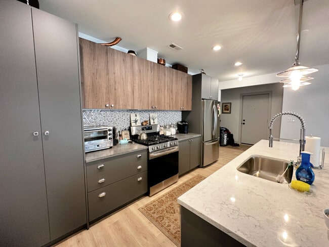 Building Photo - 4420 S Prairie Ave