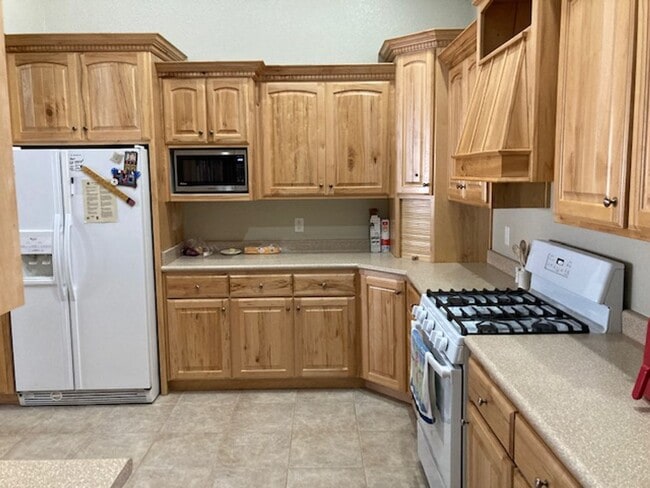 Building Photo - Charming Home