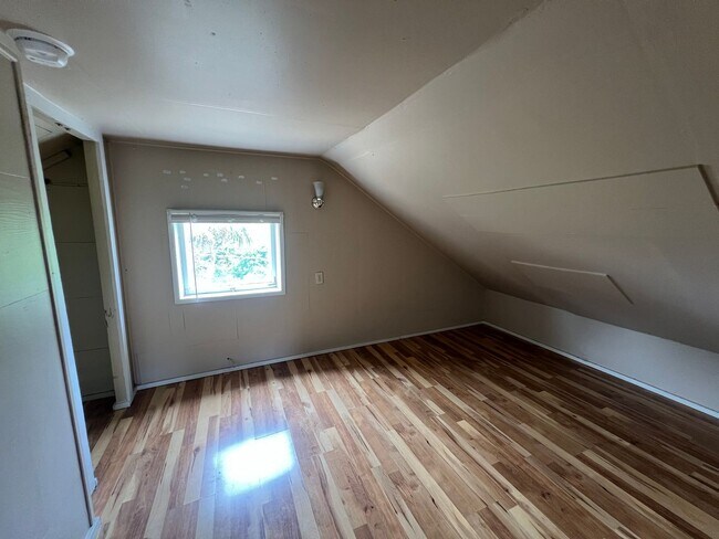 Building Photo - 4 Bedroom, 1 Bath Home with Washer & Dryer