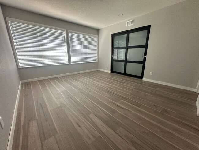 Building Photo - Top-Floor Stunner with Views – Fully Remod...