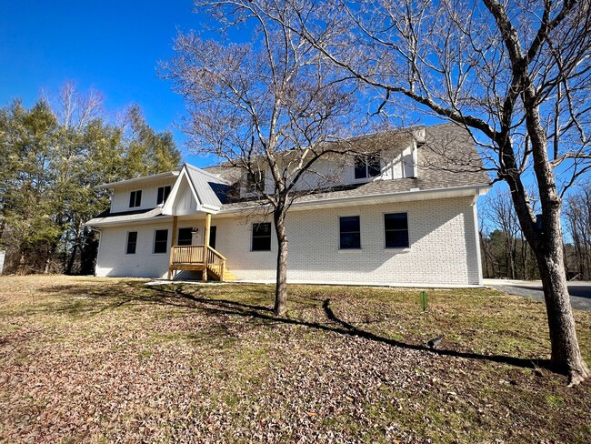 Building Photo - Beautifully Renovated Home!  5 Bedroom, 3 ...