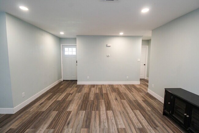 Building Photo - Updated West Pensacola 3BR Home with Luxury Plank Flooring, Modern Kitchen, 1-Car Garage & Large ...