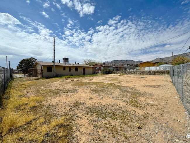 Building Photo - Northeast El Paso 3 Bed Refrig A/C