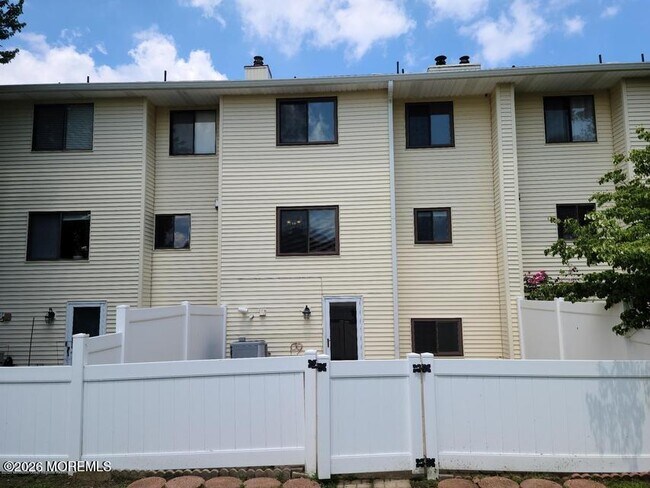 Building Photo - 215 Clubhouse Dr