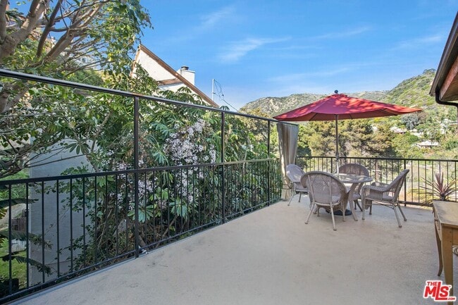 Building Photo - 3855 Rambla Pacifico St
