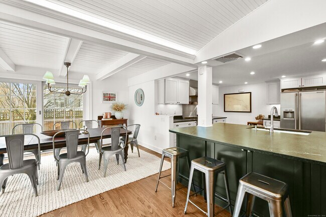 Building Photo - 104 Roton Ave