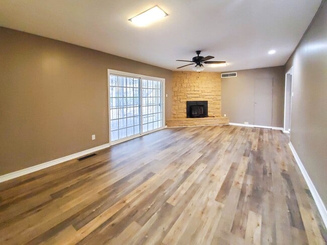 Building Photo - Breathtaking Mountain Views!