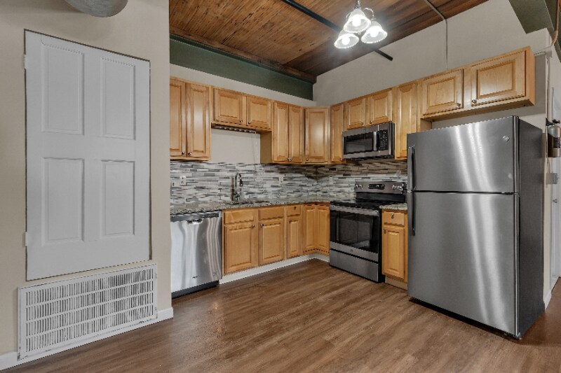 Building Photo - 83 Main St