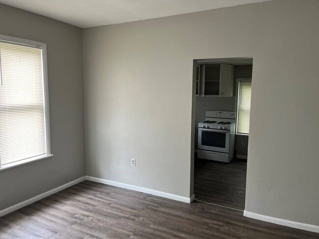 Building Photo - Spacious and Elegant 4 Bedroom Residence w...