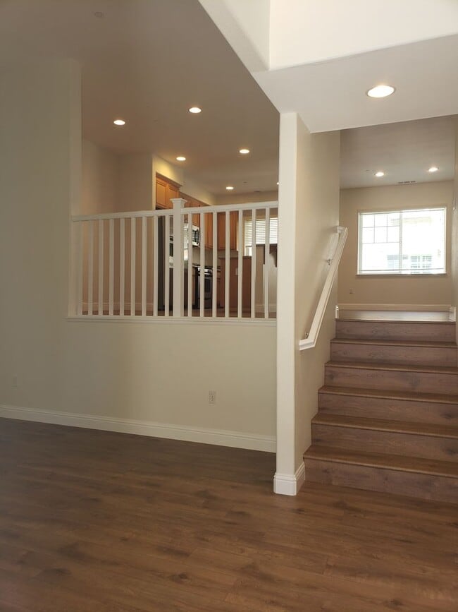 Building Photo - Newly Remodeled 3 bed 2.5 bath condo in qu...