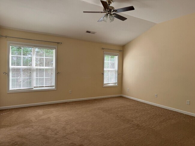 Building Photo - 3 Bedroom Townhome in Wakefield
