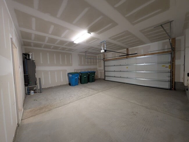 Building Photo - Gorgeous 3 beds, 2.5 bath home located in ...