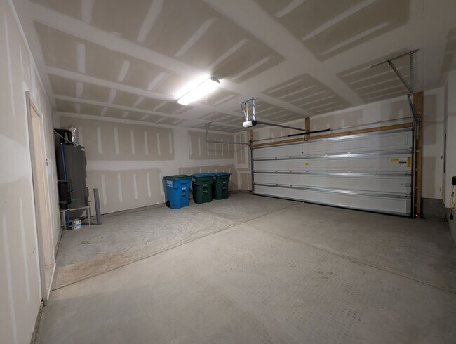 Building Photo - Gorgeous 3 beds, 2.5 bath home located in Harmony at Matthews!