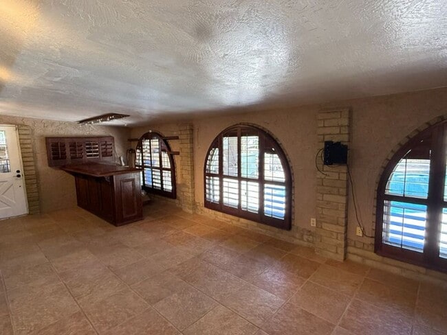 Building Photo - Updated Pool Home in Engler Estates