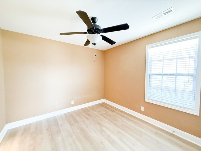 Building Photo - 3 Bedroom 2 Bathroom home! Large Fenced in Backyard!