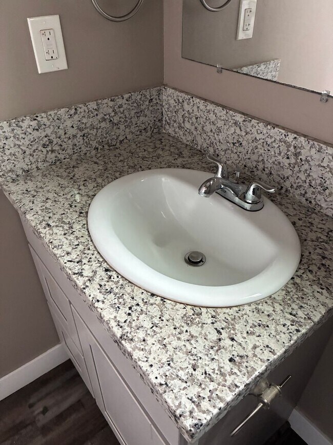 Building Photo - 2 Bedroom 2 Bath Home