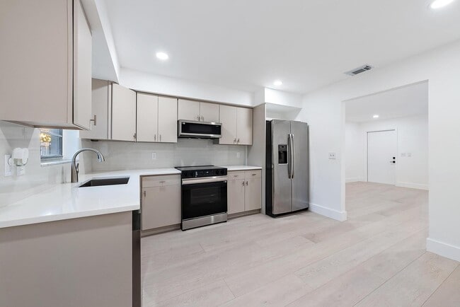 Building Photo - 1926 Service Rd