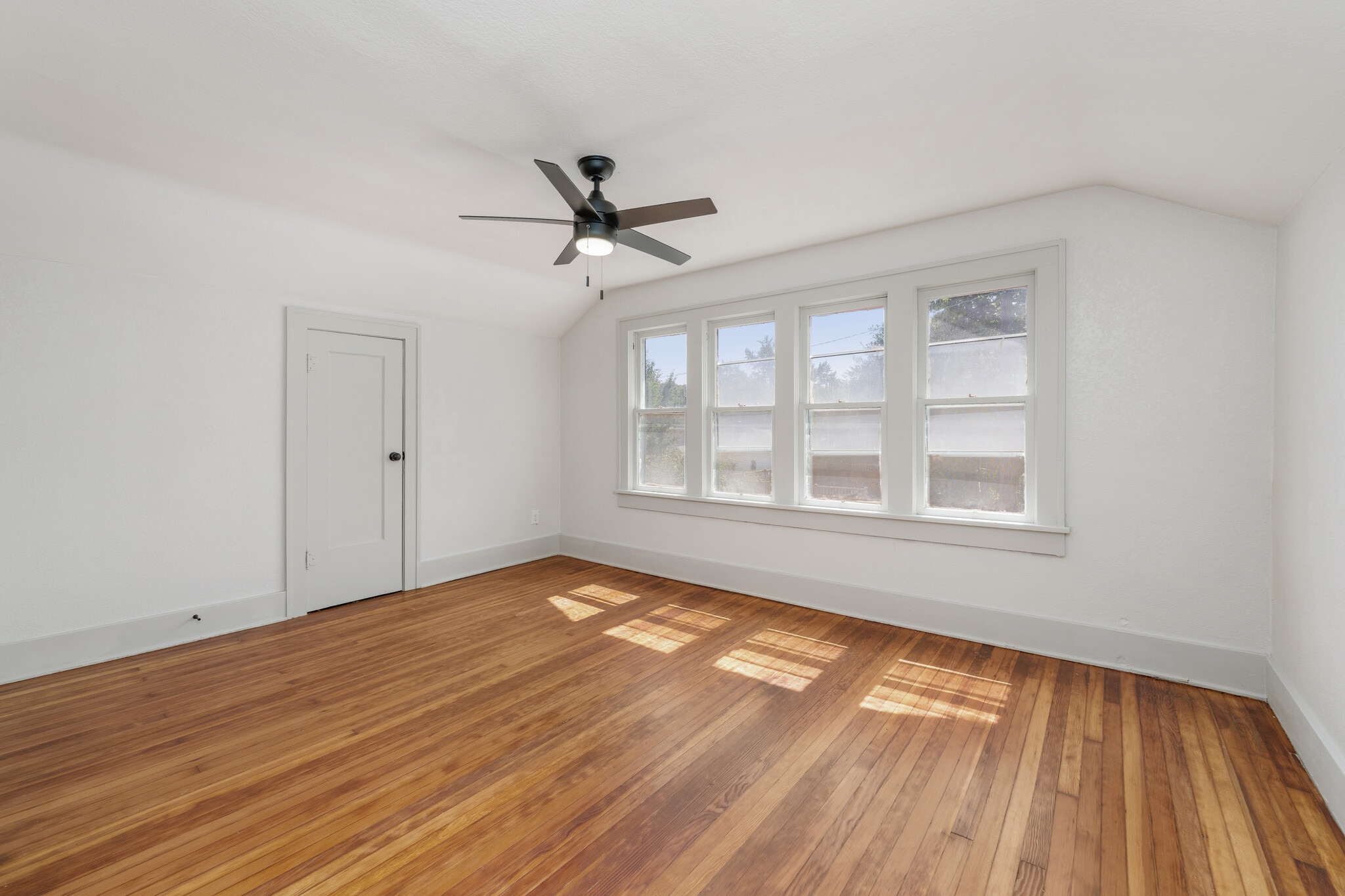 Building Photo - 156 S Estelle St