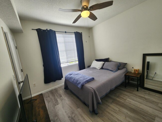 Building Photo - 2103 Myrtlewood Cir E