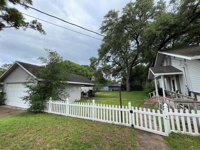 Building Photo - 801 Hudgins St