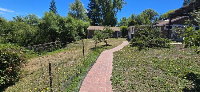 Building Photo - 105 Watertrough Rd