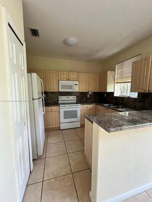 Building Photo - 1475 SE 24th Ct