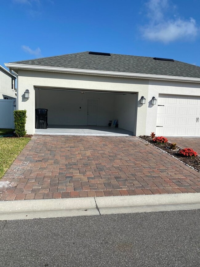 Building Photo - STOREY PARK - 3BR/2.5BA TOWNHOME WITH 2 CAR GARAGE